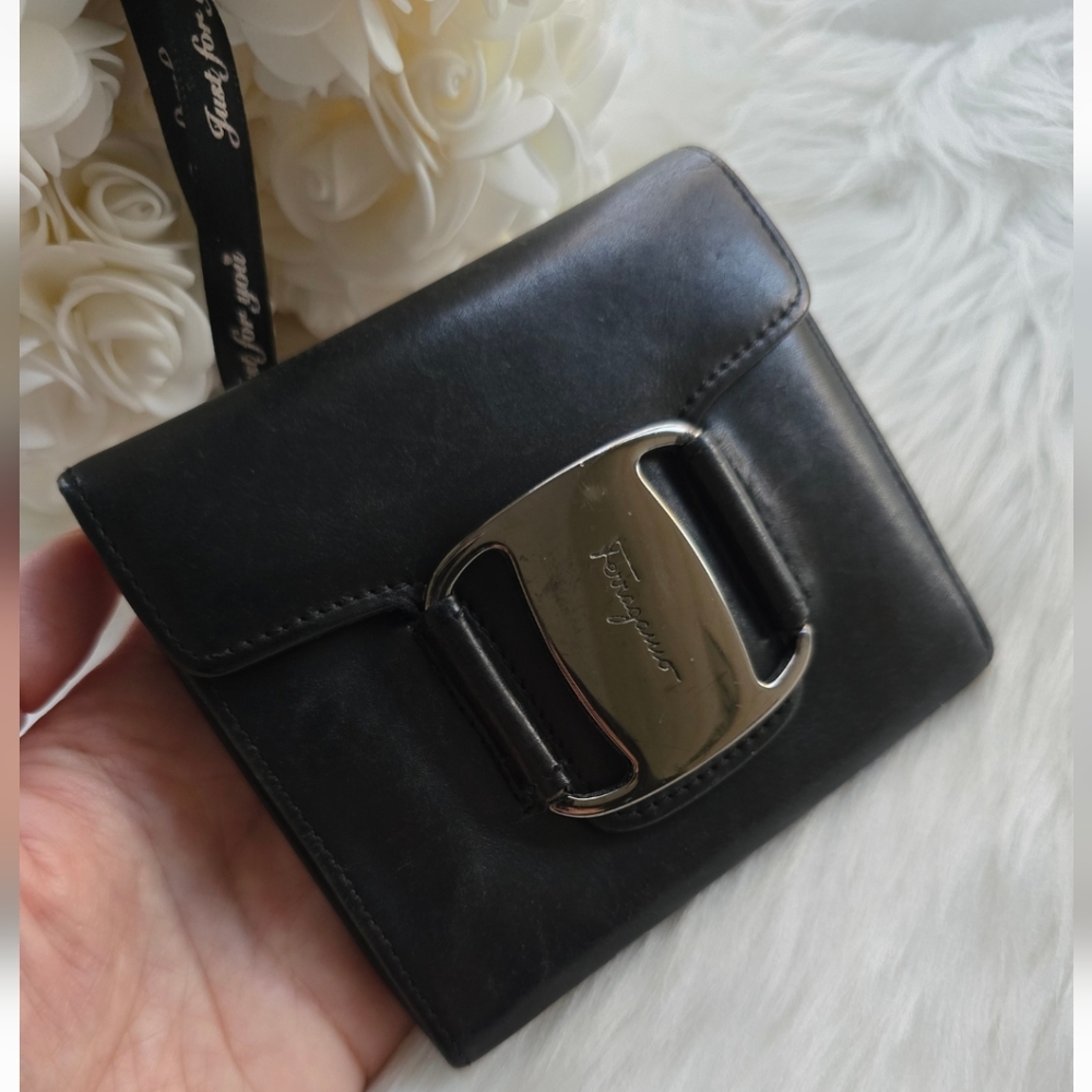 🖤Salvatore Ferragamo Vara Black Leather Trifold Wallet